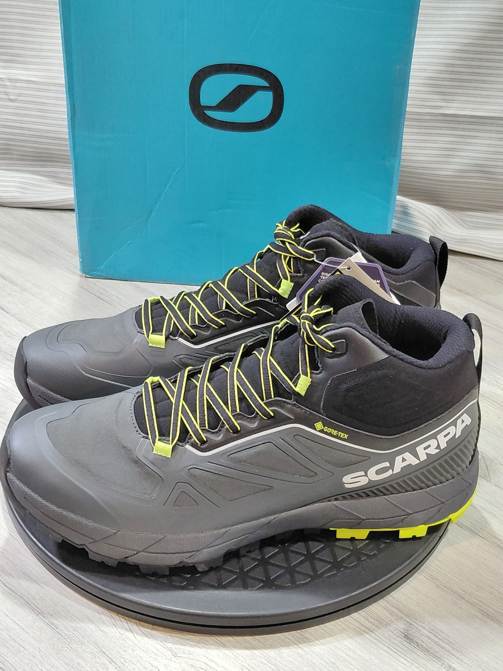 NWT Scarpa Mens Rapid GTX Mid Gray Gore-Tex Hiking Shoes with Neon Accents M10
